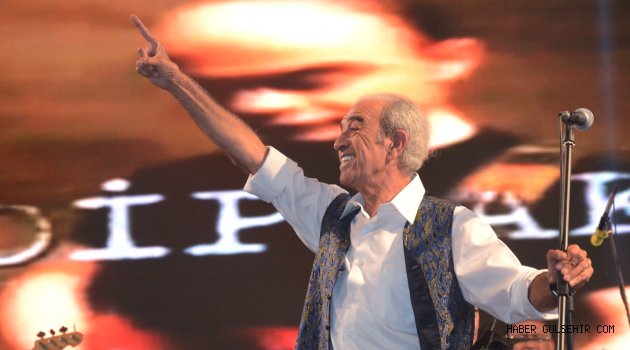 Edip Akbayram Şarkılarıyla Avanosluları coşturdu.