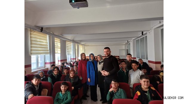 Gazi Ortaokulu öğrencileri Diyetisyen Hannenur KARATAŞ ile tanıştı .