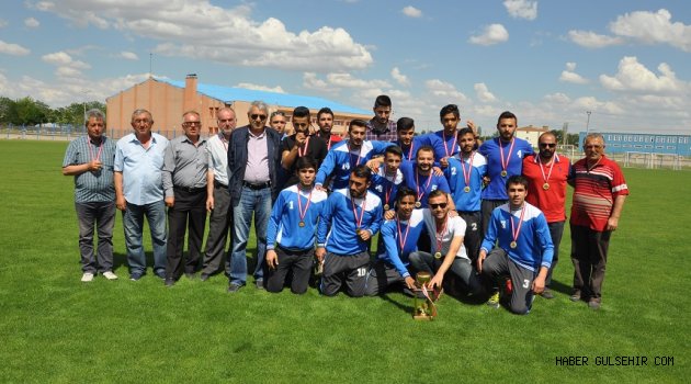 Gülşehir Belediye Spor Şampiyonluk Kupasını Kaldırdı.
