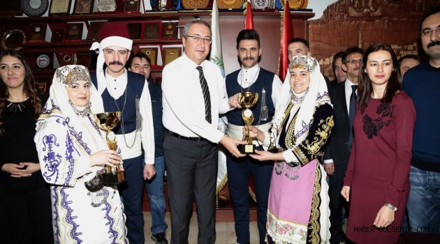 Halk Oyunları Ekibi, Birincilik Kupasını Belediye Başkanı Ünver'e Takdim Ettiler.