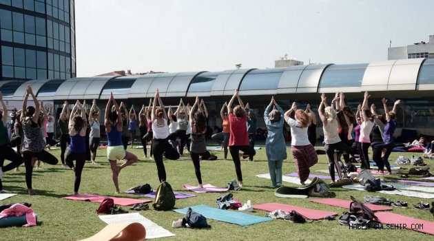 İstanbullular tüm dünyayla birlikte yoga yaptı