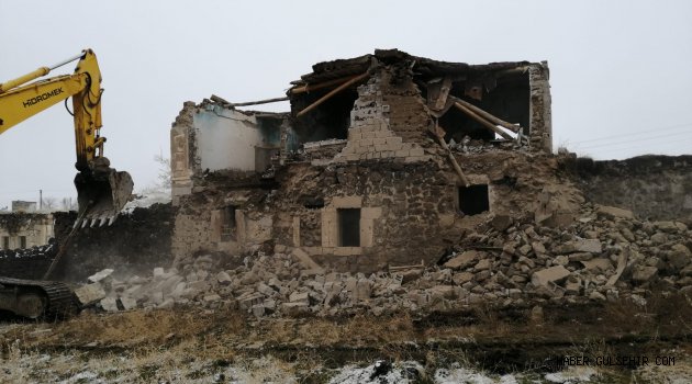 Nevşehir’de Metruk Binalar Yıkılıyor