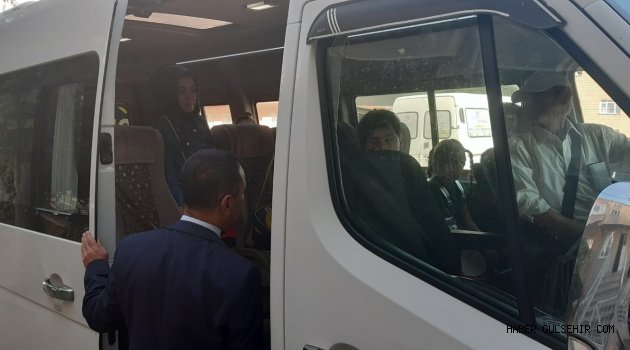 Nevşehir Valisi İlhami Aktaş, Okul servis şoförlerini okul önünde ziyaret etti.