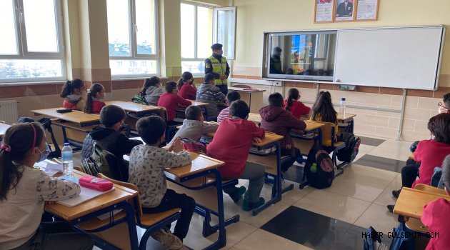 Nevşehir ve Acıgöl Jandarması Öğrencilere Trafik Eğitimi verdi.