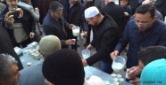 Nevşehir Milletvekilleri Açıkgöz ve Gizliğider'den Sabah Namazı Çıkışı Halka Süt ve Poğaça İkramı.
