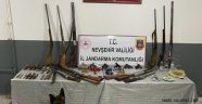 Jandarma Baskınında Çok Sayıda Silah ve Uyuşturucu Ele Geçirildi
