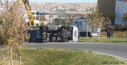 Nevşehir Merkez Form Kapadokya alışveriş merkezi önünde Öğle saatlerinde Meydana Gelen Kazada Tır Yan yattı Tır kazası