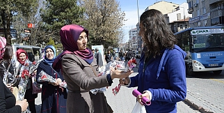 Ak Parti Kadın Kolları’ndan; Kadınlar Gününde Karanfil Dağıtımı. FOTO GALERİ