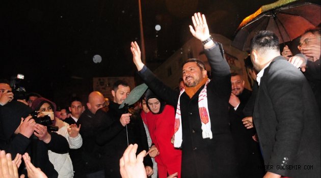 AK PARTİLİLER ZAFERİ KUTLADI