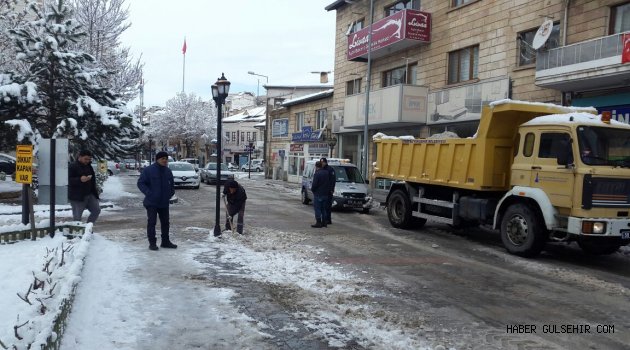 Avanos'ta Tuzlama ve Kar Temizleme Çalışmaları yapıldı.