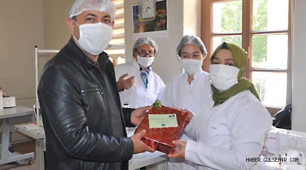 Başkan İbaş'tan Maske Üreten Kadınlara Hediye