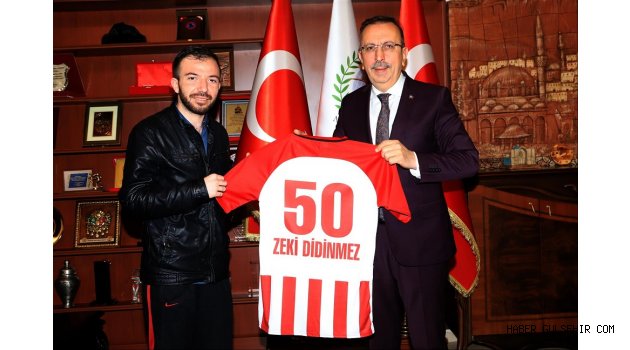 BAŞKAN SEÇEN, AFRİN GAZİSİ DİDİNMEZ'E NEVŞEHİR BELEDİYESPOR FORMASI HEDİYE ETTİ