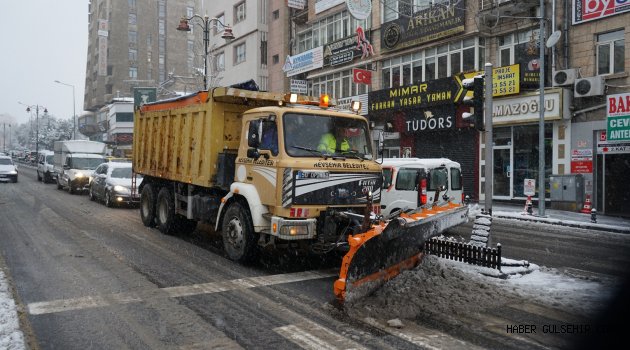 BELEDİYE EKİPLERİ KARLA MÜCADELE ÇALIŞMALARINI ARALIKSIZ SÜRDÜRÜYOR