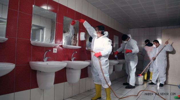BELEDİYE EKİPLERİ OKUL TUVALETLERİNİ TEMİZLEYEREK İLAÇLIYOR