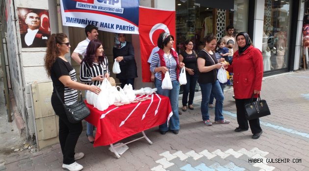 CHP, Ramazan Tatlısı Dağıttı