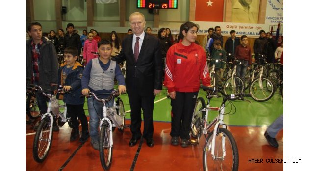 GENÇLİK HİZMETLERİ VE SPOR İL MÜDÜRLÜĞÜNCE BİSİKLET DAĞITIM TÖRENİ DÜZENLENDİ