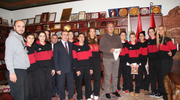 GENÇLİK VE SPOR KULÜBÜ BAYAN BASKETBOL TAKIMI, BELEDİYE BAŞKANI ÜNVER’İ ZİYARET ETTİ