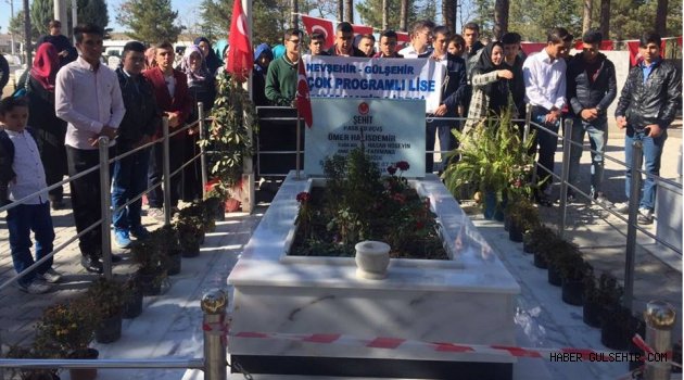 Gülşehir çok programlı Anadolu Lisesi'nden Halisdemir'in Kabrine Anlamlı ziyaret.