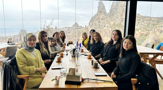 Kadın gazeteciler kahvaltıda bir araya geldi