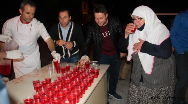 KADİR GECESİNDE NEVŞEHİR BELEDİYESİ EKİPLERİ ŞERBET DAĞITTI