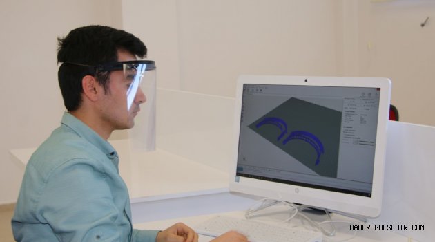 NEVÜ’de Koronavirüsle Mücadele Kapsamında Yüz Siperliği Üretimi