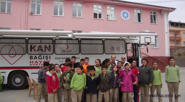 ÖĞRENCİ VELİLERİNDEN KIZILAY’A KAN BAĞIŞI