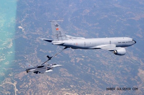 Orgeneral Akın Öztürk KC-135R tanker uçağı ile yakıt ikmali yaptı