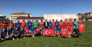 CUMHURİYET KUPASI VETERANLAR FUTBOL TURNUVASININ BAŞLAMA VURUŞUNU BAŞKAN SEÇEN YAPTI