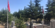 BAKIMI YAPILARAK ÇİÇEKLENDİRİLEN ŞEHİT MEZARLARININ BAYRAKLARI YENİLENDİ