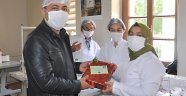 Başkan İbaş'tan Maske Üreten Kadınlara Hediye