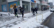 BELEDİYE EKİPLERİ KAR TEMİZLİĞİ VE TUZLAMA ÇALIŞMASI YAPTI