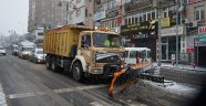 BELEDİYE EKİPLERİ KARLA MÜCADELE ÇALIŞMALARINI ARALIKSIZ SÜRDÜRÜYOR