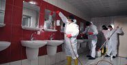 BELEDİYE EKİPLERİ OKUL TUVALETLERİNİ TEMİZLEYEREK İLAÇLIYOR