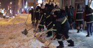 BELEDİYE EKİPLERİNDEN GECE EKSİ 13 DERECEDE KAR TEMİZLİĞİ