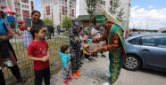 ÇOCUKLARI PARKLARDA NASREDDİN HOCA, HACİVAT VE KARAGÖZ İLE YENİÇERİLER KARŞILADI