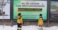 SOĞUK VE KARLI HAVALARDA YİYECEK BULMAKTA ZORLANAN KUŞLAR İÇİN BİLLBOARDLARA YEMLİKLER ASILDI