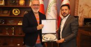 ÜNLÜ OYUNCU VE YAZAR BAHADIR YENİŞEHİRLİOĞLU’NDAN BELEDİYE BAŞKANI ARI’YA ZİYARET