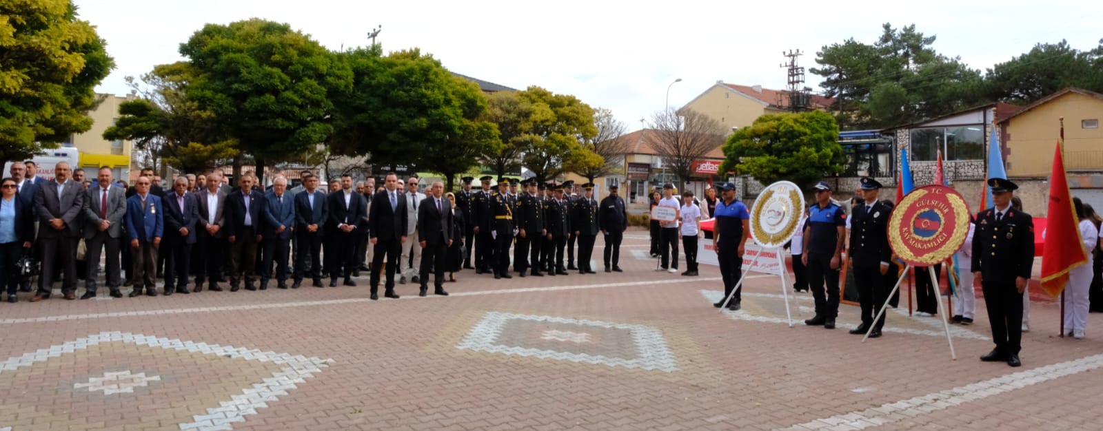 Cumhuriyetin 102. Kuruluş Yılı Dolayısıyla Gülşehir'de Çelenk Sunma Etkinliği Yapıldı.